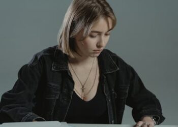 Mastering the Market: A Beginner's Guide to Reading and Interpreting Stock Charts