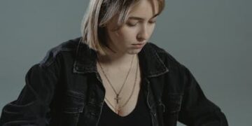 Mastering the Market: A Beginner's Guide to Reading and Interpreting Stock Charts